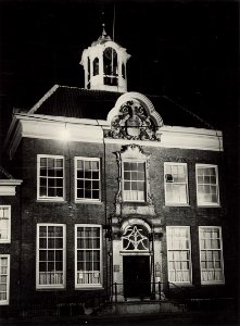 Voorgevel bij avond verlicht. Aangekocht van fotograaf C. de Boer te Haarlem, NL-HlmNHA 1478 25900 K 38