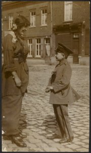 Vrouw praat met jongetje in uniform., Bestanddeelnr 158-2093