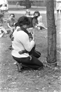 Vrouw met twee apen in Vondelpark, Bestanddeelnr 920-5130