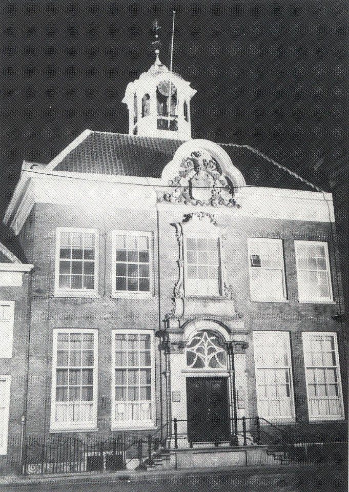 Voorgevel bij avond verlicht. Aangekocht van fotograaf C. de Boer te Haarlem, NL-HlmNHA 54033314