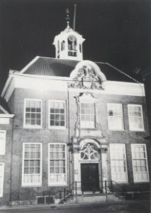 Voorgevel bij avond verlicht. Aangekocht van fotograaf C. de Boer te Haarlem, NL-HlmNHA 54033314