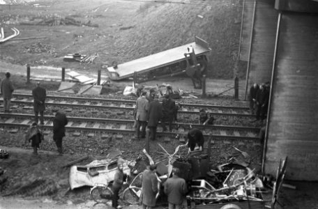 Vrachtwagen van viaduct gestort op spoorbaan, Bestanddeelnr 922-1936