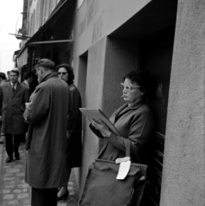 Vrouw met schetsboek op de Place du Tertre in het hart van Montmartre, Bestanddeelnr 254-0483