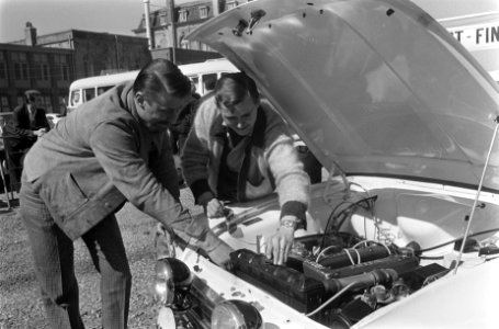 Voorbereidingen Tulpenrallye, Lampinen (rechts) en Ahava (Finland) met een Ford…, Bestanddeelnr 919-0691