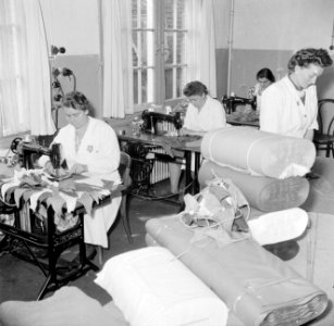 Voorbereidingen Voor de feestversiering in Amsterdam met duizenden vlaggen, van, Bestanddeelnr 255-7021