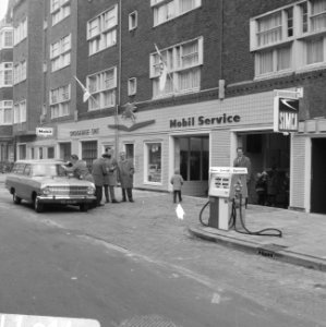 Voorgevel service station met auto en benzinepomp, Bestanddeelnr 919-7877