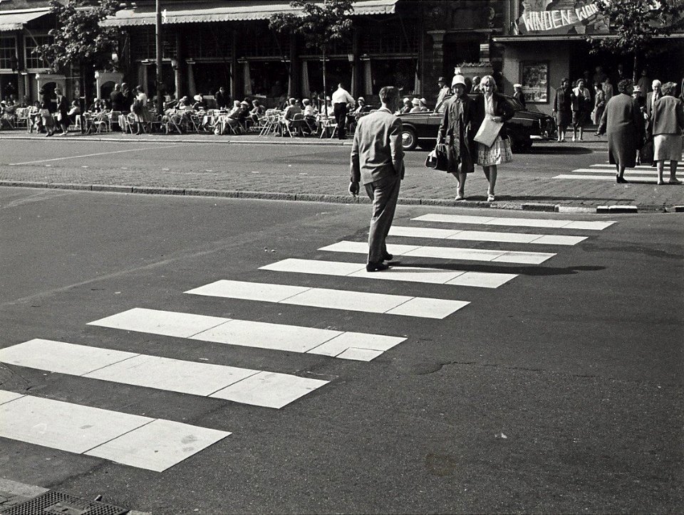 Voorgevel en terras aan de Grote Markt. Aangekocht in 1977 van fotograaf C. de Boer. Identificatienummer 54-004359, NL-HlmNHA 54004359