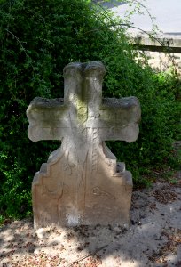 Wallertheim, Kirche, Grab (2)