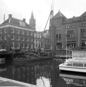 Voorbereidingen noodgebouw van C en A in het water aan het Damrak, Bestanddeelnr 914-9753 photo