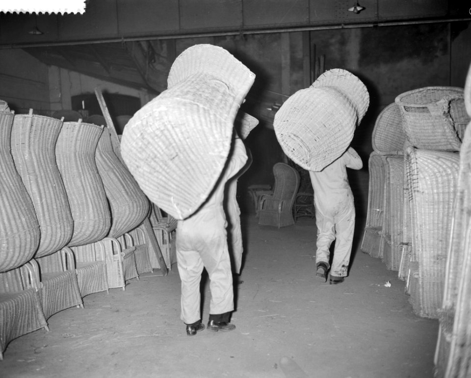 Voorbereidingen strandseizoen in Scheveningen Mannetjes met strandstoelen, Bestanddeelnr 912-1596