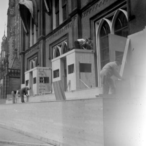 Voorbereidingen Perscabines in aanbouw, voor de Nieuwe Kerk, Bestanddeelnr 255-7116
