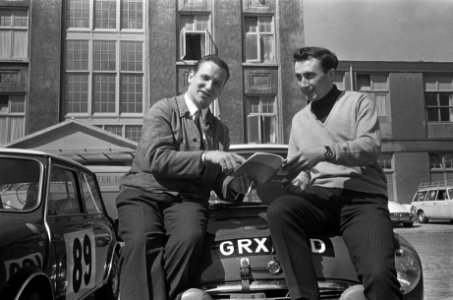 Voorbereidingen Tulpenrallye, Timo Makinen (links), Paul Easter(rechts) met BMC…, Bestanddeelnr 919-0690