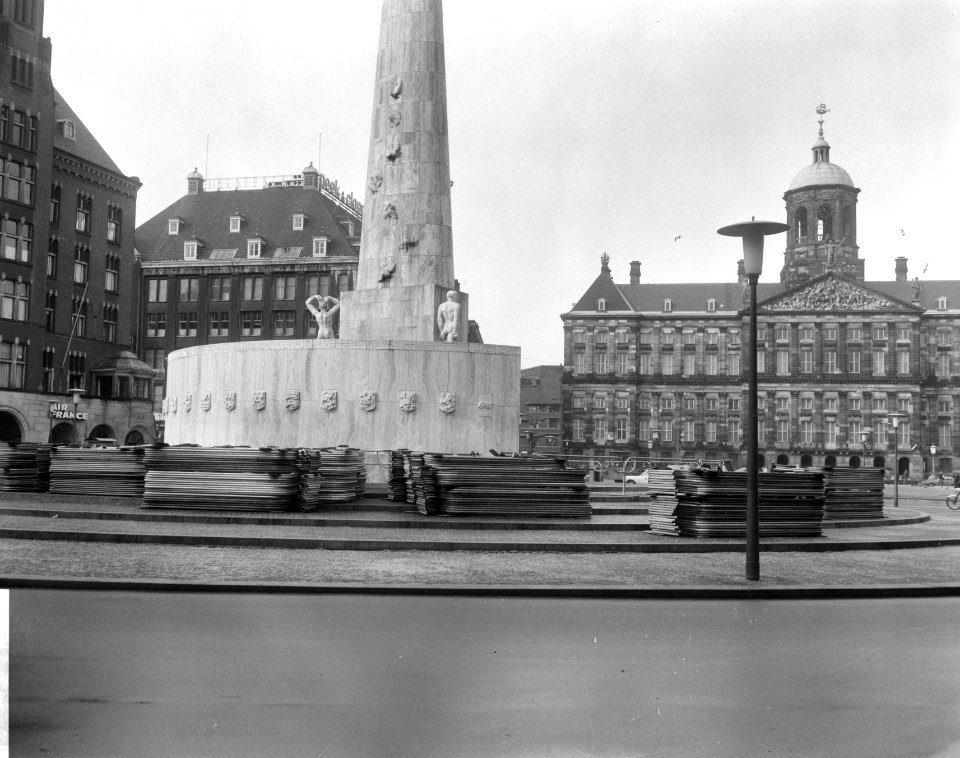 Voorbereidingen huwelijk prinses Beatrix en Claus, afzetting bij monument op Dam, Bestanddeelnr 918-8150