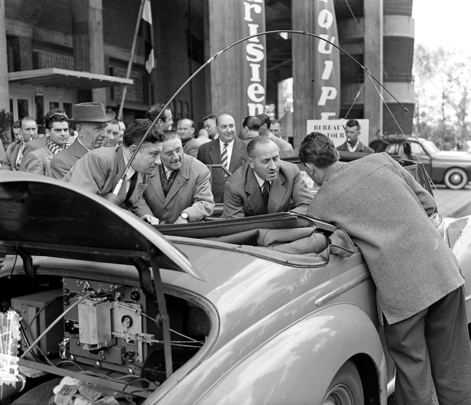 Voorbereidingsplaatjes Tour de France , Amsterdam Goddet in auto, Bestanddeelnr 906-5744