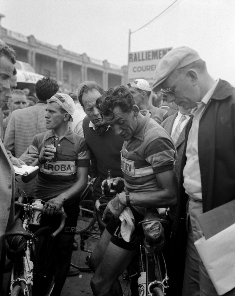 Voorbereiding en Finish Tour de France , Adri Voorting en Bram Kool na de finish, Bestanddeelnr 910-4748