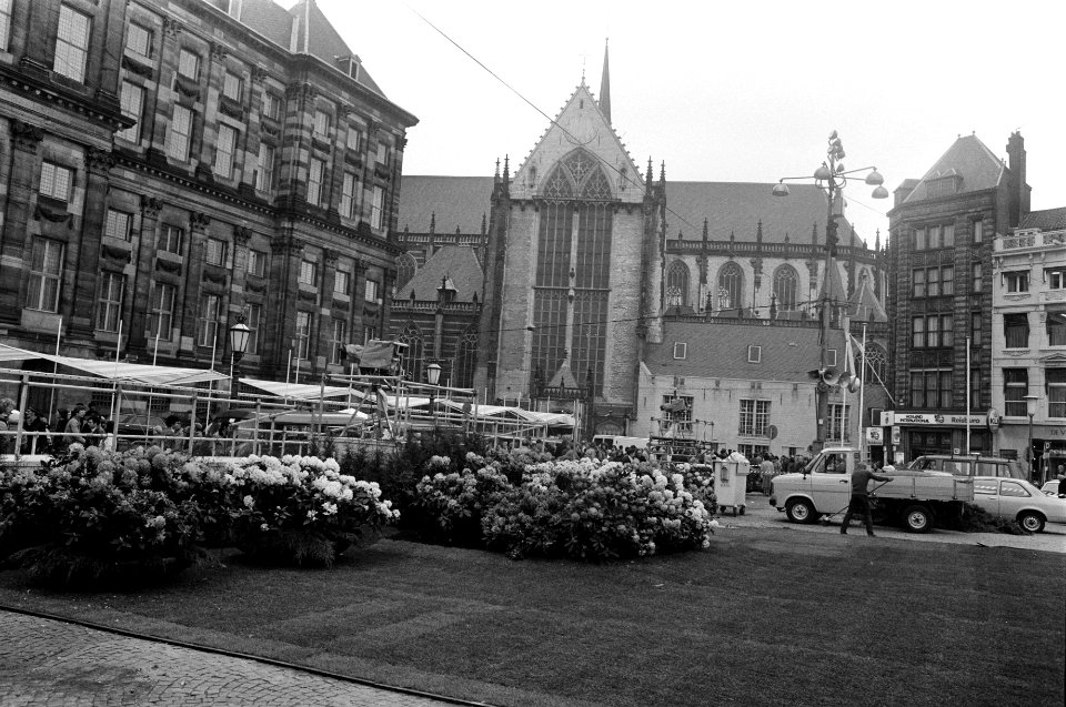 Voorbereidingen Troonswisseling op de Dam grasperk met bloemen op de Dam, Bestanddeelnr 930-7978
