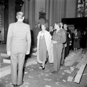 Voorbereidingen repetitie in de Nieuwe Kerk, met het dragen en draperen van de , Bestanddeelnr 255-7266