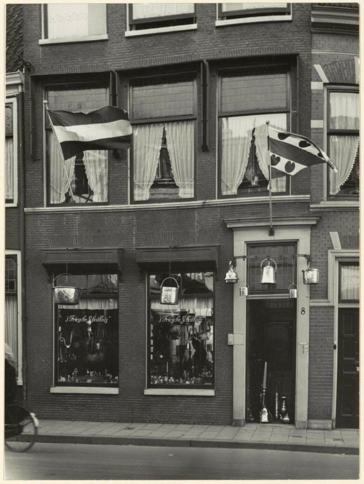 Voorgevel en etalages van t Friesche Schathuis, Jansstraat 8