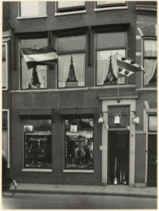 Voorgevel en etalages van t Friesche Schathuis, Jansstraat 8