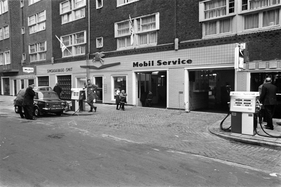 Voorgevel service station met auto en benzinepomp, Bestanddeelnr 919-7872