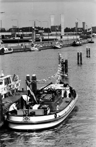 Voorbereidingen met vlaggetjes uitgeruste brandweerboot, Bestanddeelnr 930-9503