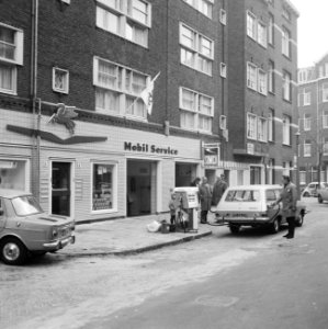 Voorgevel service station met auto en benzinepomp, Bestanddeelnr 919-7876