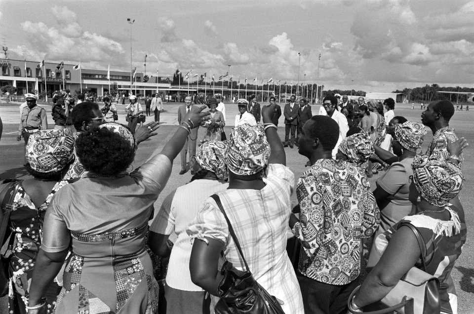 Voorbereiding onafhankelijkheid in Suriname aankomst Prinses Beatrix en Prins C, Bestanddeelnr 928-2867