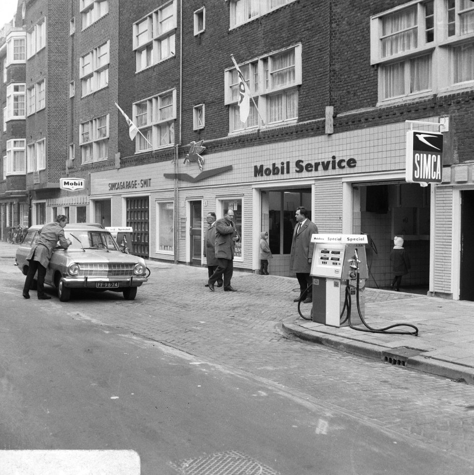 Voorgevel service station met auto en benzinepomp, Bestanddeelnr 919-7874