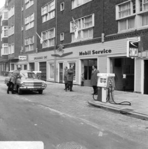 Voorgevel service station met auto en benzinepomp, Bestanddeelnr 919-7874