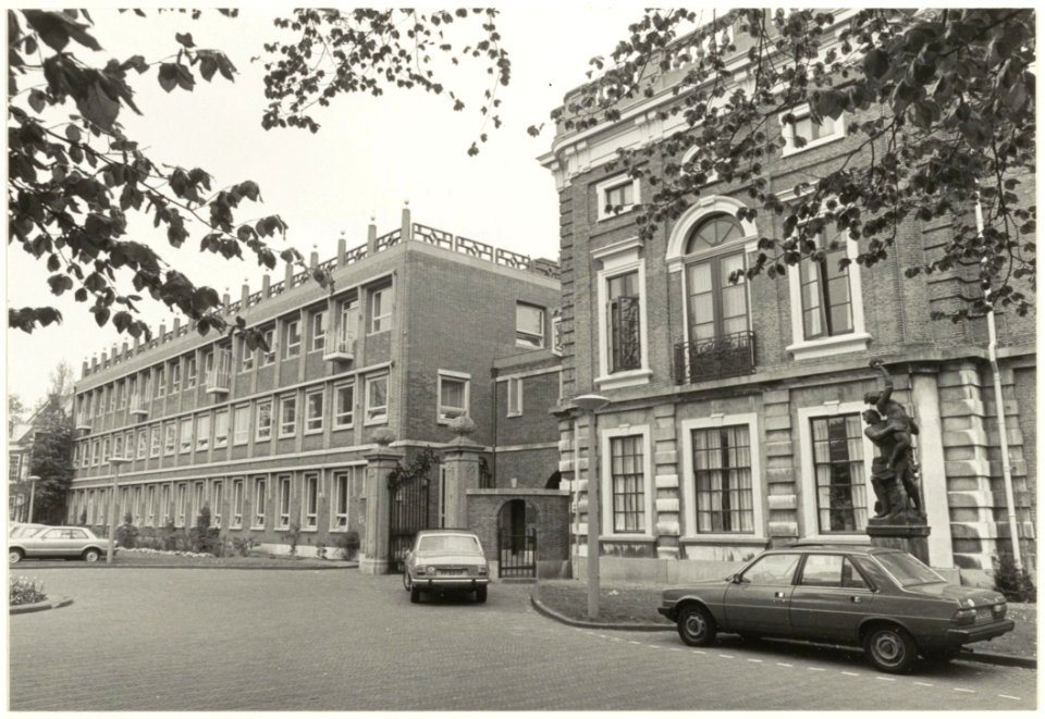 Voorgevel gebouw Provinciele Griffie en zijgevel van het Provinciehuis aan de Paviljoenslaan. NL-HlmNHA 54016867b