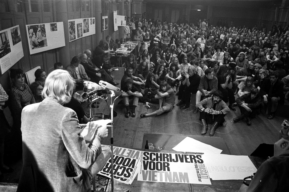 Voordracht schrijvers t.b.v. Medisch Comite Vietnam , Amsterdam overzicht, Bestanddeelnr 923-5313