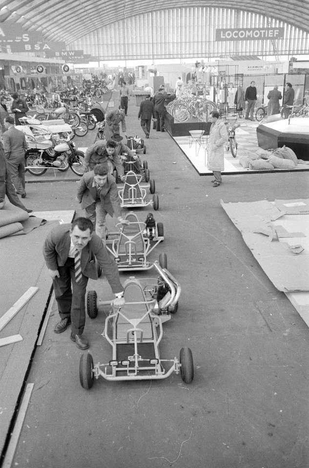 Voorbereiding 44e rijwieltentoonstelling in de RAI, voor eerste maal zullen skel, Bestanddeelnr 912-1271