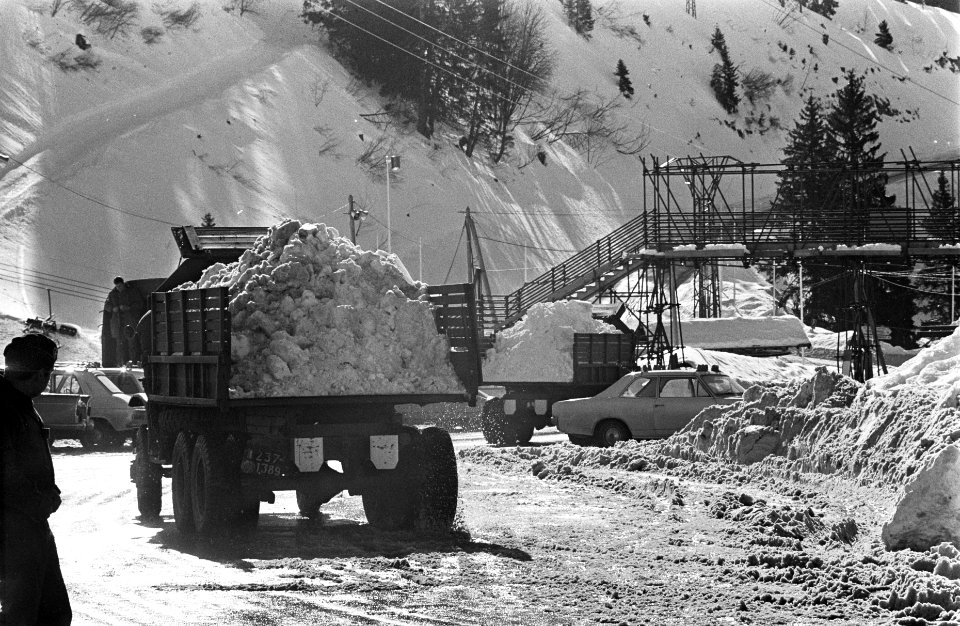 Voorbereidingen tiende Olympische Winterspelen in Grenoble (Frnakrijk), trucks …, Bestanddeelnr 920-9910