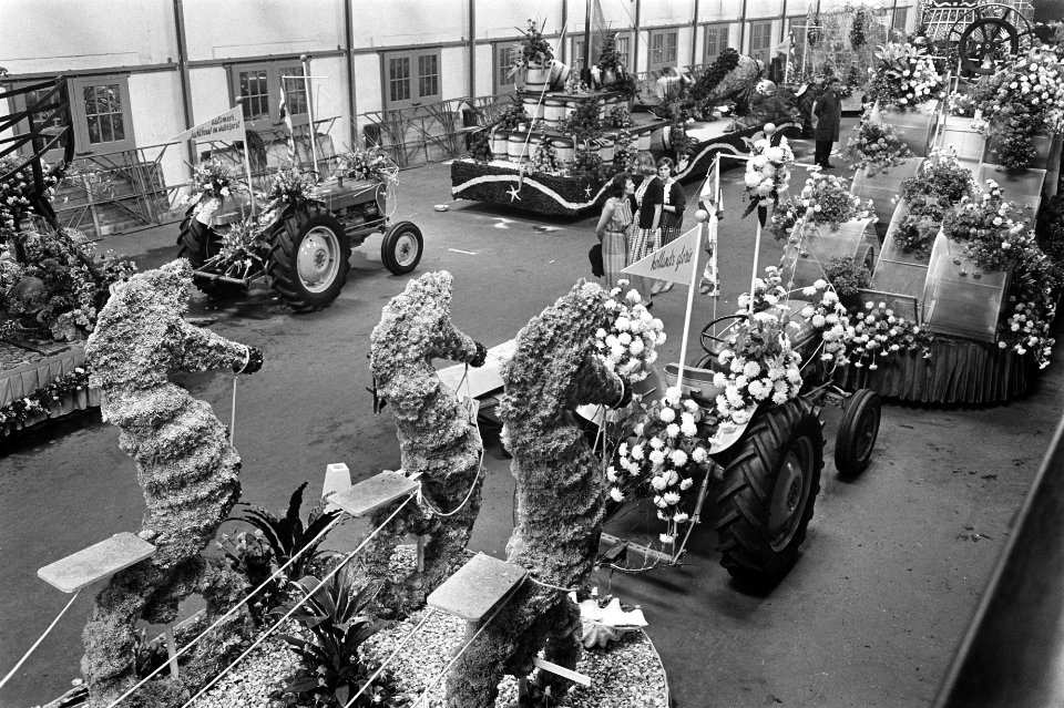 Voorbereiding bloemencorso Aalsmeer, Bestanddeelnr 916-8443