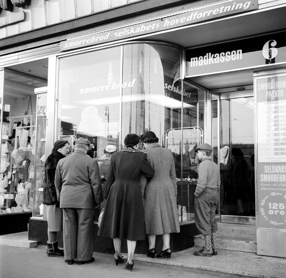 Voorbijgangers bekijken de etalage van het smørrebrød bedrijf, Bestanddeelnr 252-9048