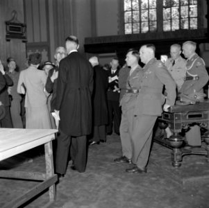 Voorbereidingen repetitie in de Nieuwe Kerk, met leden van de hofhouding en mil, Bestanddeelnr 255-7263