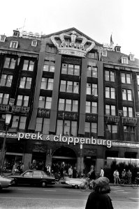 Voorbereidingen Troonswisseling op de Dam versierde geve Peek en Cloppenburg, Bestanddeelnr 930-7979