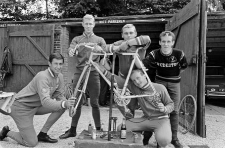 Voorbereidingen Wereldkampioenschappen Wielrennen, rond de fiets, Du Bois , Van , Bestanddeelnr 919-4560