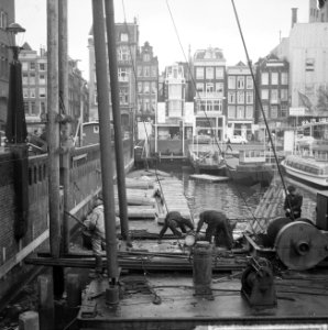 Voorbereidingen noodgebouw van C en A in het water aan het Damrak, Bestanddeelnr 914-9754
