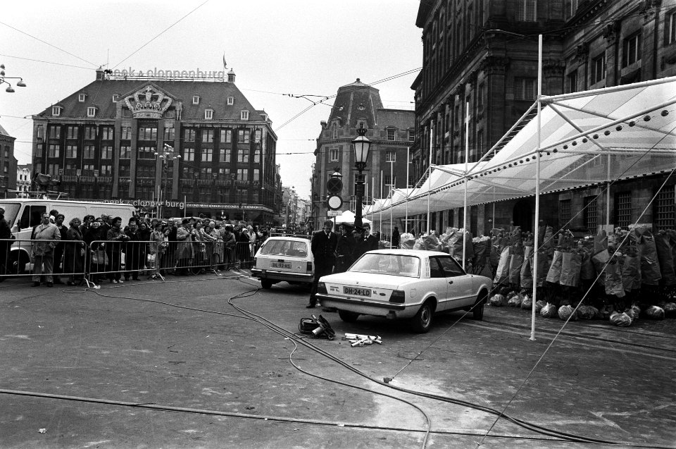 Voorbereidingen Troonswisseling op de Dam werkzaamheden aan pergola onder grote, Bestanddeelnr 930-7977