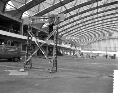 Voorbereidingen in de RAI voor de komende autotentoonstelling, ophangen van boor, Bestanddeelnr 911-9917
