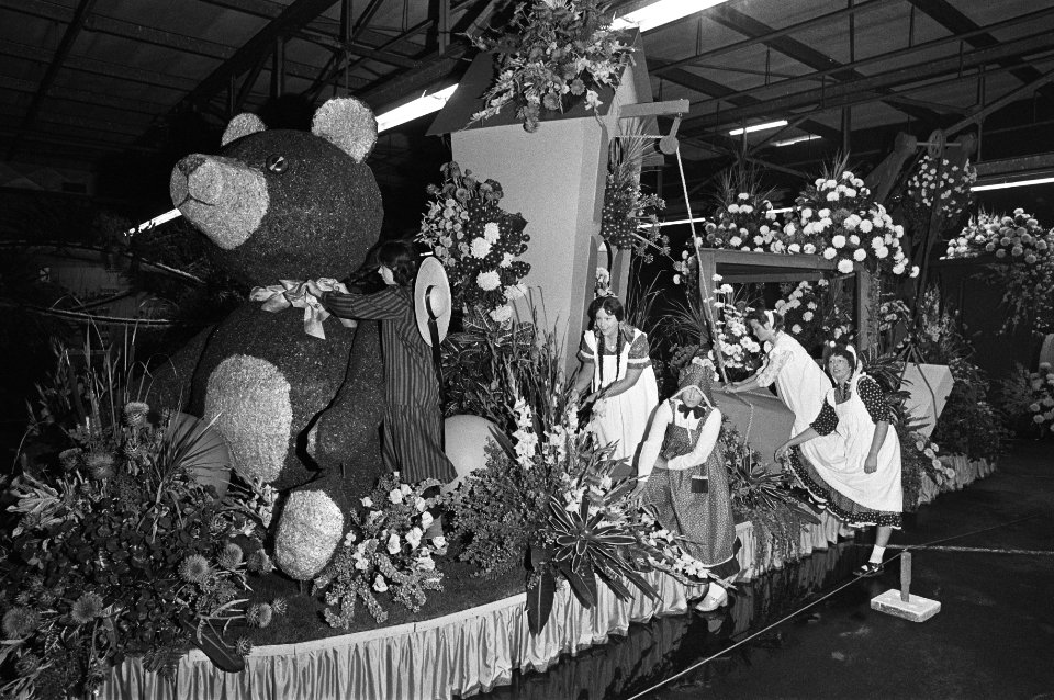 Voorbereidingen in de Aalsmeerse bloemenveiling van het Bloemencorso dat morgen , Bestanddeelnr 931-6609