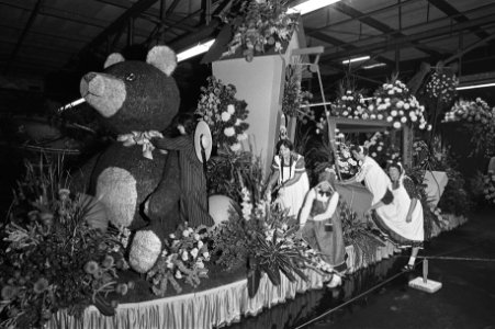 Voorbereidingen in de Aalsmeerse bloemenveiling van het Bloemencorso dat morgen , Bestanddeelnr 931-6609