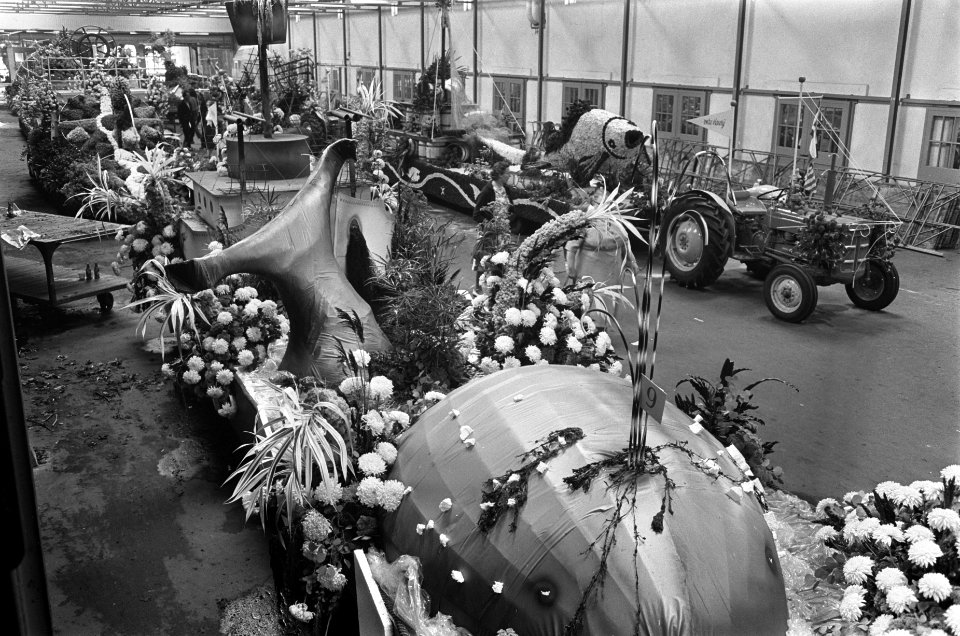 Voorbereiding bloemencorso Aalsmeer, Bestanddeelnr 916-8444