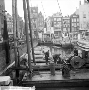 Voorbereidingen noodgebouw van C en A in het water aan het Damrak, Bestanddeelnr 914-9752