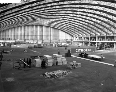 Voorbereidingen in de RAI voor de komende autotentoonstelling, leggen van de vlo, Bestanddeelnr 911-9919