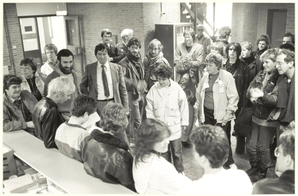 Voordeurdelers in actie bij de Soc. Dienst, NL-HlmNHA 54025934