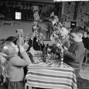 Voorbereiding door kinderen voor Palmpasen. Kinderen bezig met het opmaken van d, Bestanddeelnr 912-2685