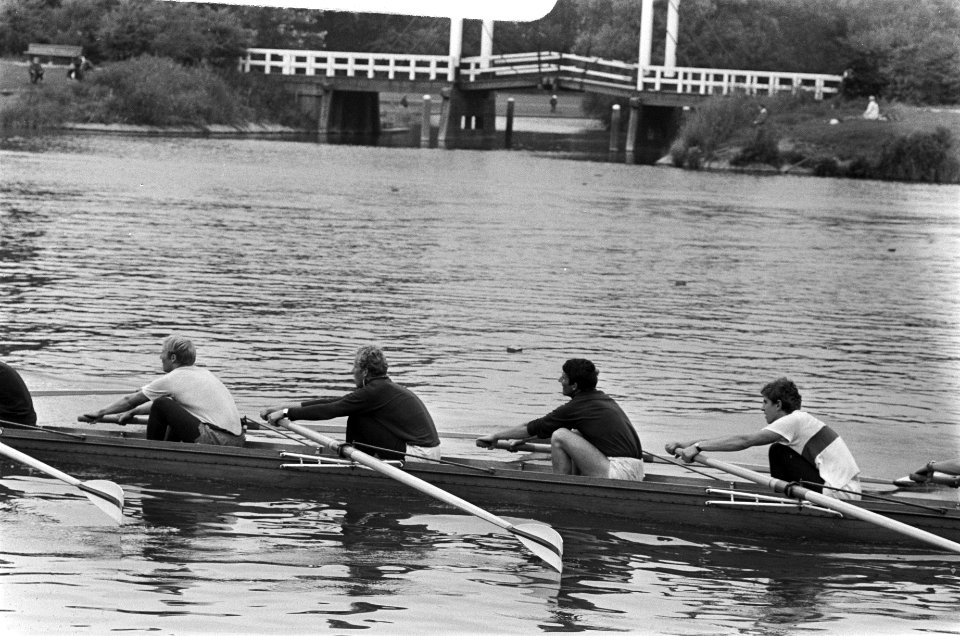 Voorbereiding Internationale Bosbaanregatta roeiers trainen, Bestanddeelnr 923-6966