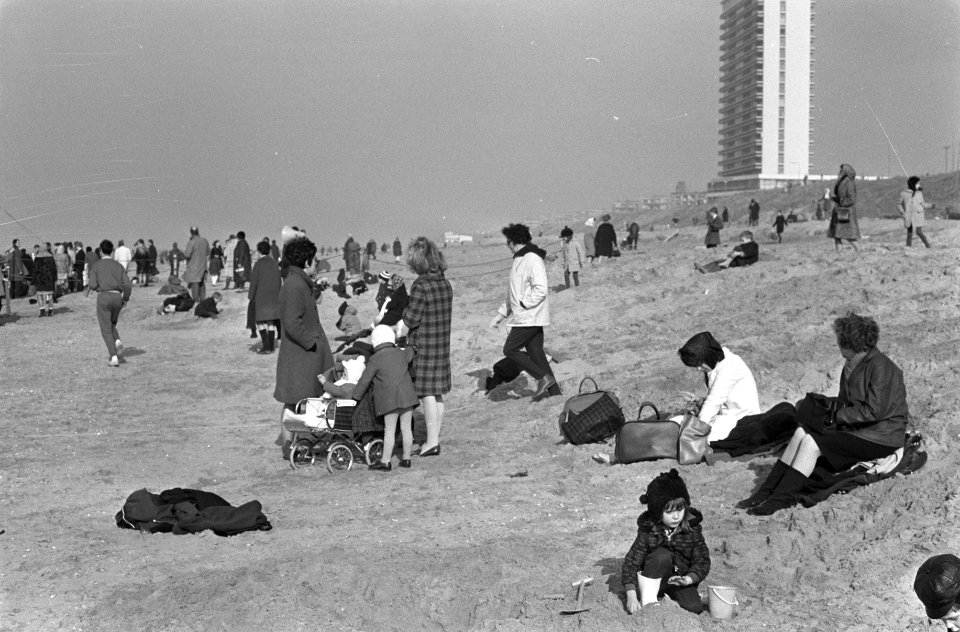 Volwassenen en kinderen op strand Zandvoort, Bestanddeelnr 922-1321